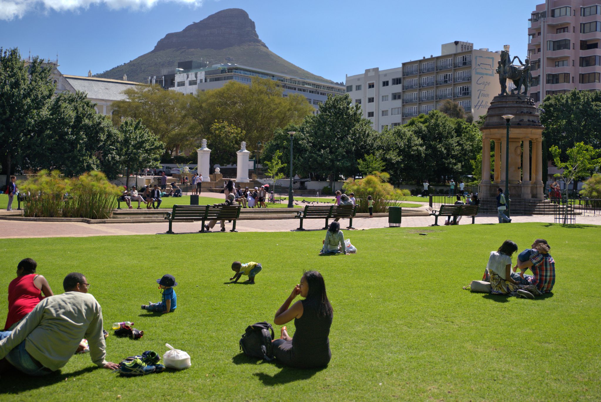 Der Company's Garden von Kapstadt ist ein historischer Park im Herzen Kapstadts, der Geschichte, Natur und Kultur verbindet. Ursprünglich als Versorgungsgarten für Schiffe angelegt, ist er heute ein beliebter Treffpunkt für Einheimische und Touristen.